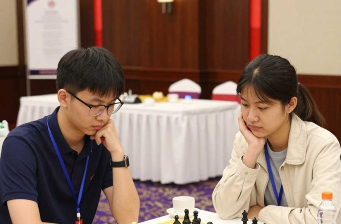 Ván cờ tháng Mười: Khi huyền thoại bị đóng gói thành bài học sáu mươi phút Ván cờ tháng Mười: Khi huyền thoại bị đóng gói thành bài học sáu mươi phút
