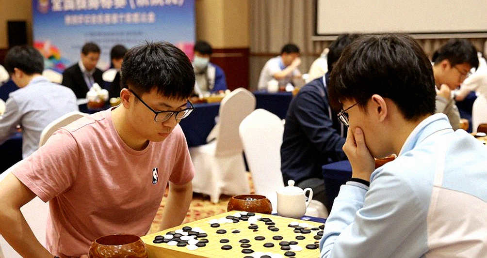 Valeri Lilov mở bộ cẩm nang chống lại “bẫy an toàn” sau 1.d4 d5: London, Colle, Trompowsky, Torre và bảy hệ thống trong sáu bài giảng Valeri Lilov mở bộ cẩm nang chống lại “bẫy an toàn” sau 1.d4 d5: London, Colle, Trompowsky, Torre và bảy hệ thống trong sáu bài giảng