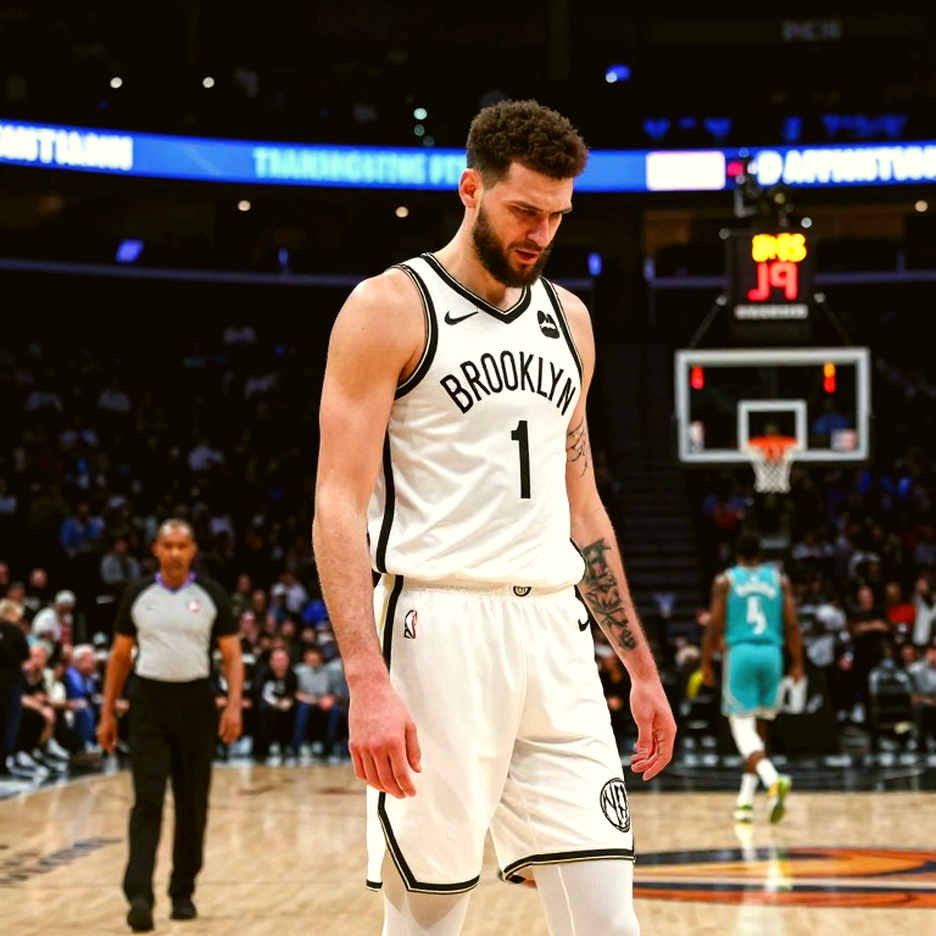 Mike James gục xuống ở Belgrade và cánh cửa phòng thay đồ mà đối thủ tự mở