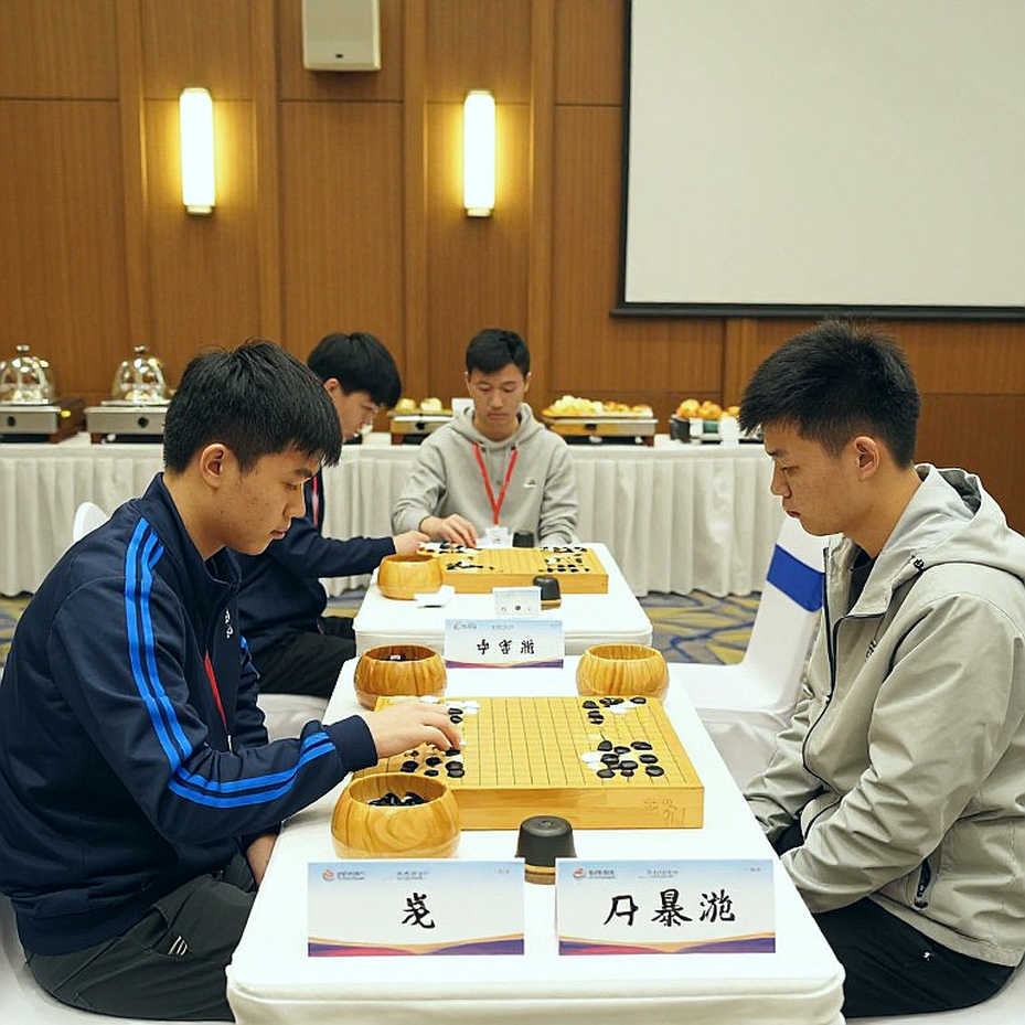 GCL 2026: Nepomniachtchi khiến Carlsen toát mồ hôi trước khi vượt qua Sindarov bằng đồng hồ